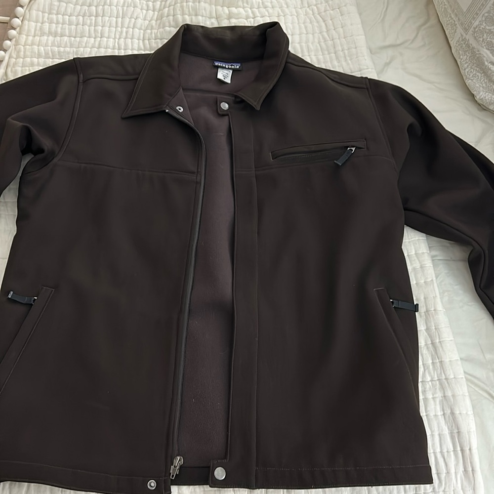 Men’s brown Patagonia jacket with collar, zip front,inside and a chest pockets.